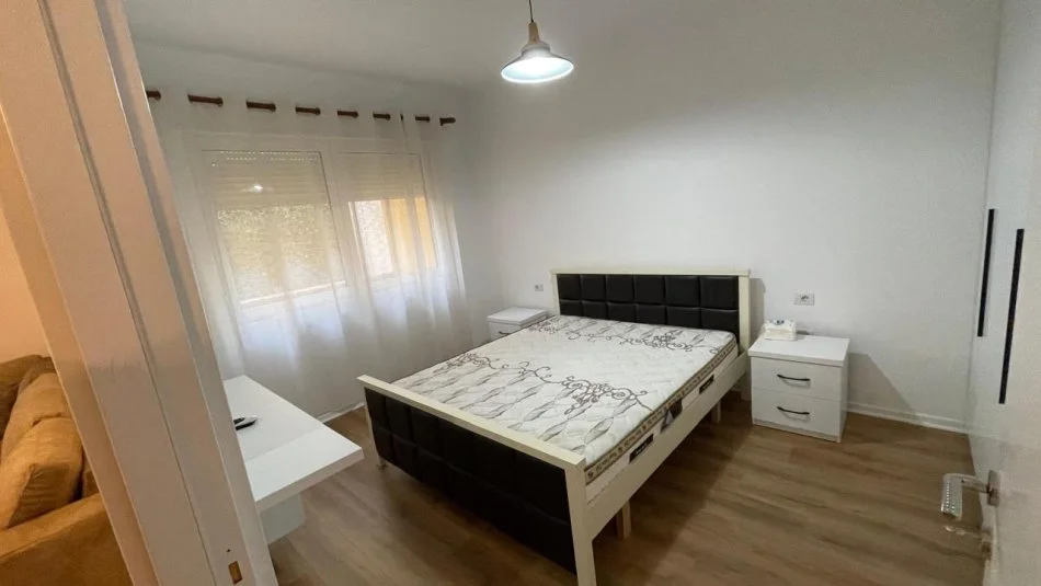 Tirane, jepet me qera apartament 2+1+Ballkon Kati 2, 100 m² 800 € (Rruga Xhon Kenedi)