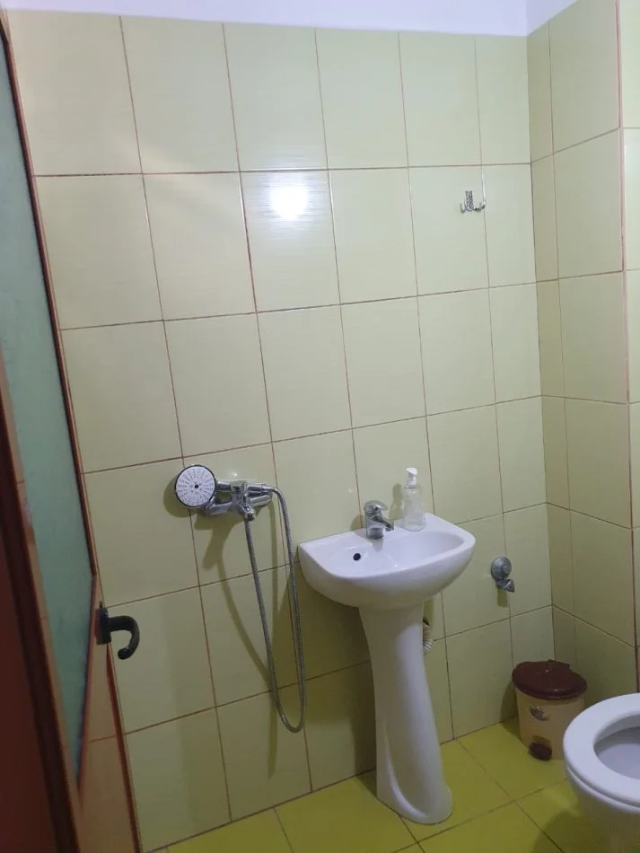 Tirane, jepet me qera apartament 1+1+Ballkon Kati 1, 70 m² 270 € (Yzberisht)