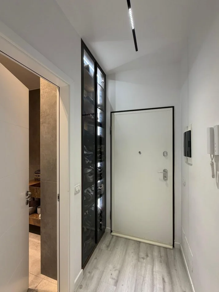 Tirane, shitet apartament 2+1+Ballkon , 100 m² 240.000 € (Emerald Center)