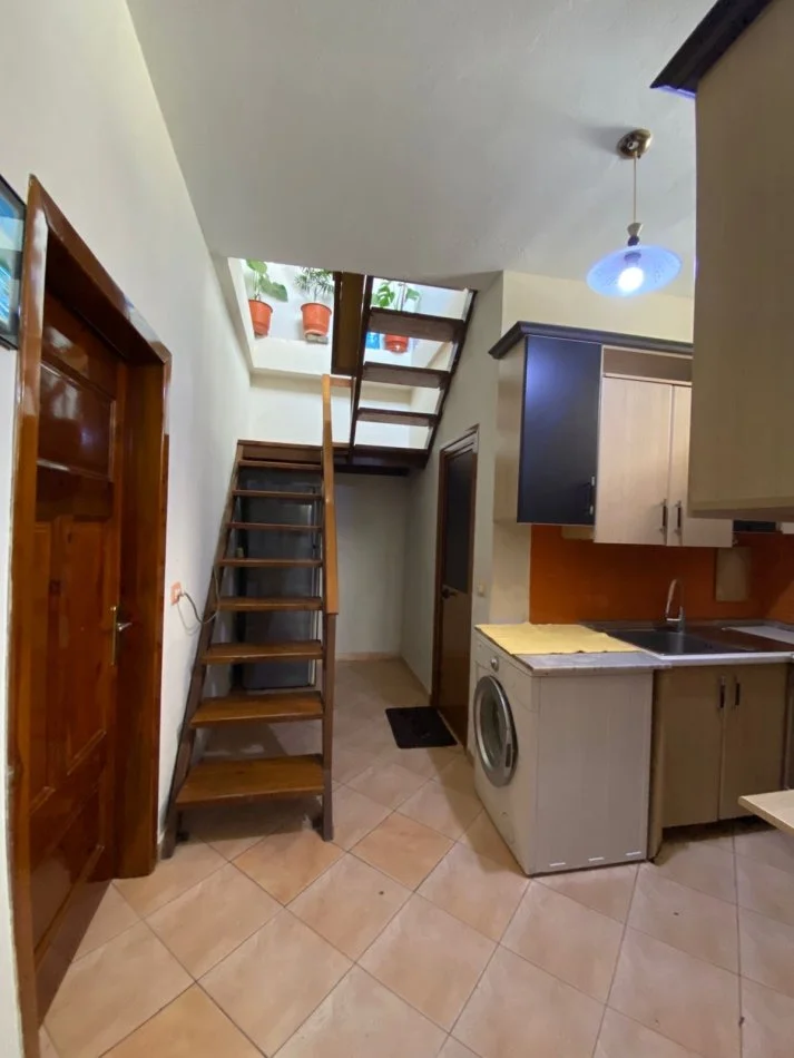 Tirane, jepet me qera ambjent biznesi 4+1+ 100m² tarrace , 100 m² 1.000 € (Qender)