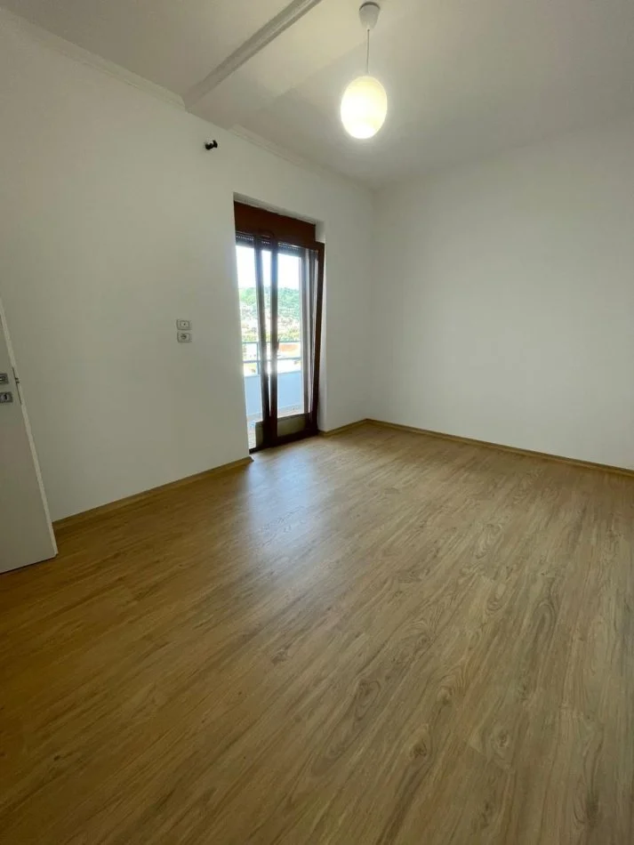 Tirane, jepet me qera apartament 2+1+Ballkon Kati 5, 125 m² 600 € (Irfan Tomini , Pallati Insig)