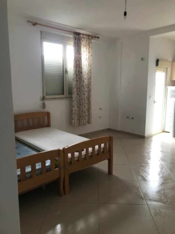 Tirane, jepet me qera garsonier Kati 2, 27 m² 250 € (Rruga Kristaq capo)