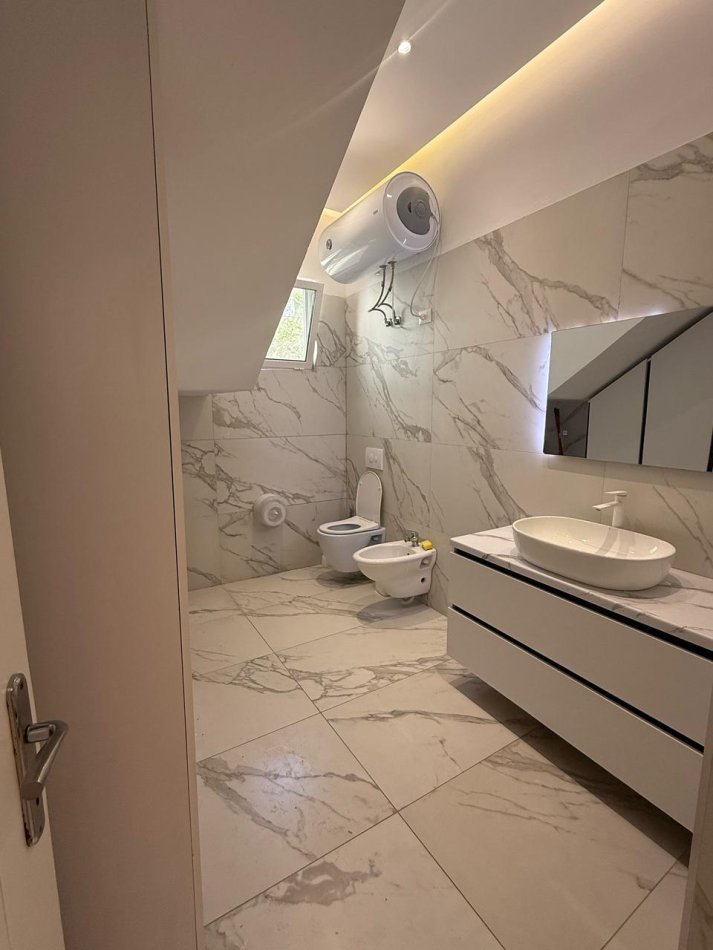 Ofrohet me qira super vile per biznes Vile 5+1+Ballkon , 200 m² 2.000 € (Komuna e Parisit)
