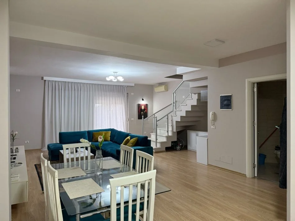 Tirane, jepet me qera apartament duplex 3+1+Ballkon Kati 0, 125 m² 1.200 € (Rezidenca Kodra e Diellit 1)