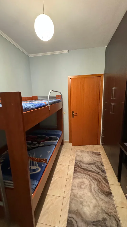 Tirane, jepet me qera apartament 2+1 , 75 m² 