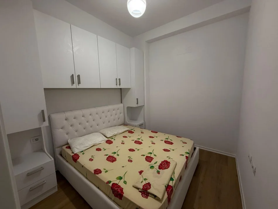 Tirane, jepet me qera apartament 1+1 Kati 5, 60 m² 400 € 