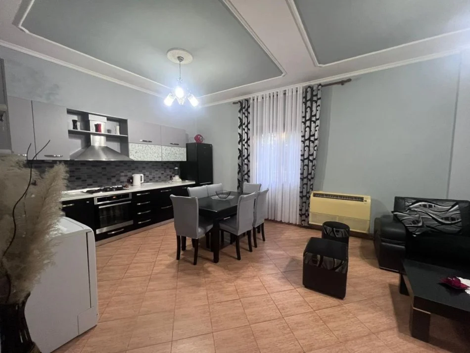 Tirane, jepet me qera shtepi 2+1+Ballkon Kati 1, 500 € 