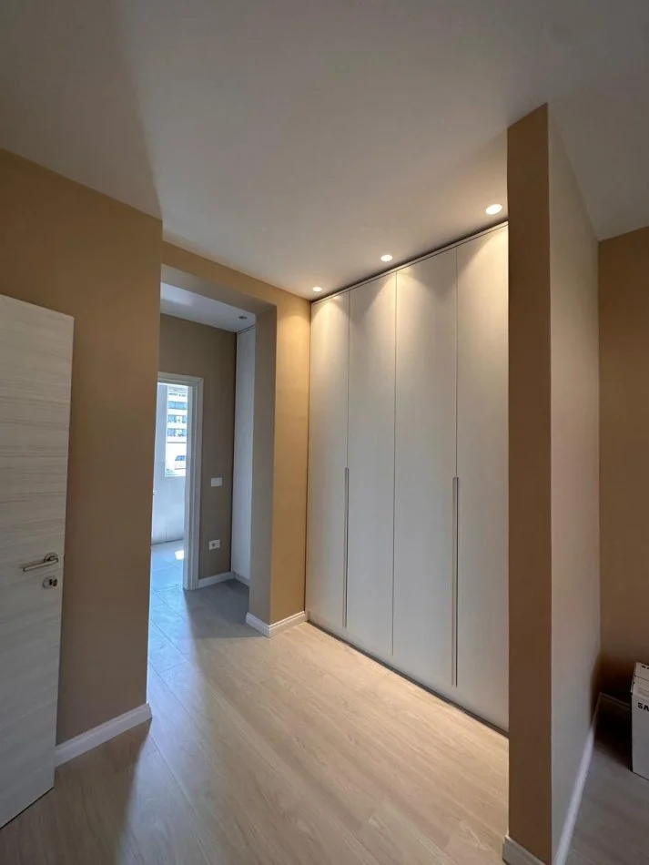 Tirane, jepet me qera apartament 2+1+Ballkon Kati 2, 117 m² 750 € (River Residence)