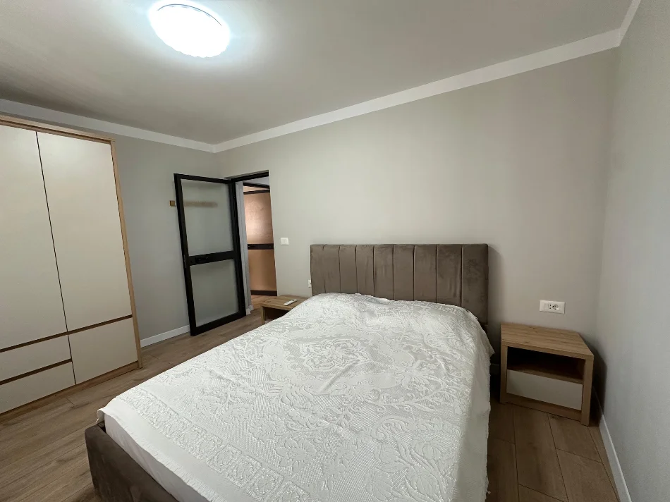 Tirane, jepet me qera apartament 1+1+Ballkon , 630 € (Shkolla e Kuqe)