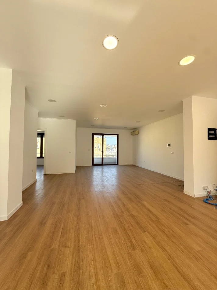 Tirane, jepet me qera zyre Kati 3, 180 m² 2.400 € (Kompleksi delijorgji)