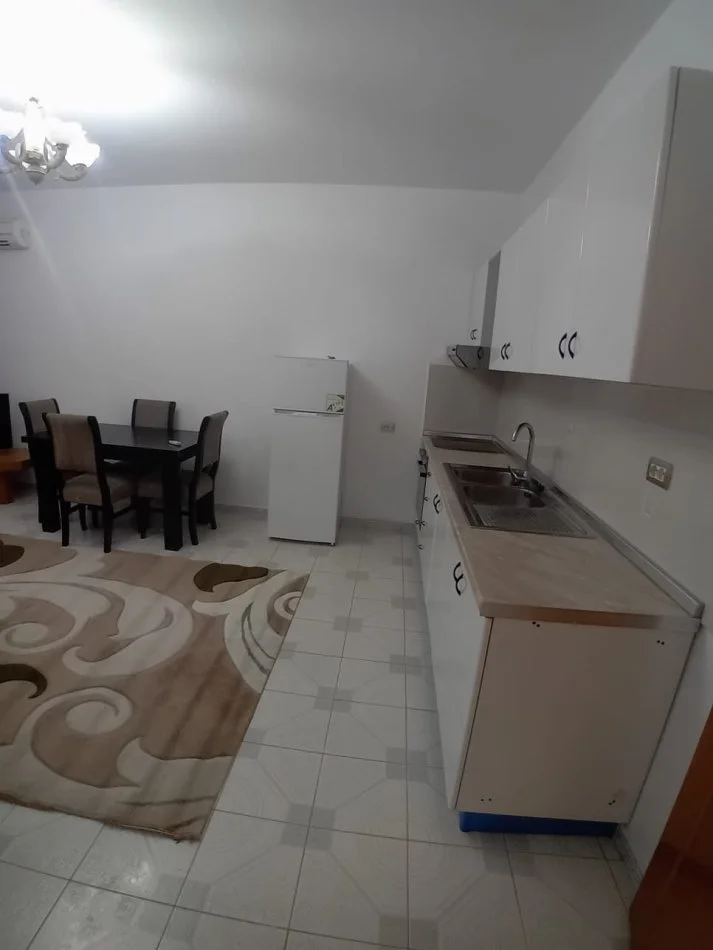 Tirane, jepet me qera shtepi 1+1+Ballkon Kati 1, 77 m² 420 € (Rruga 5 maji)