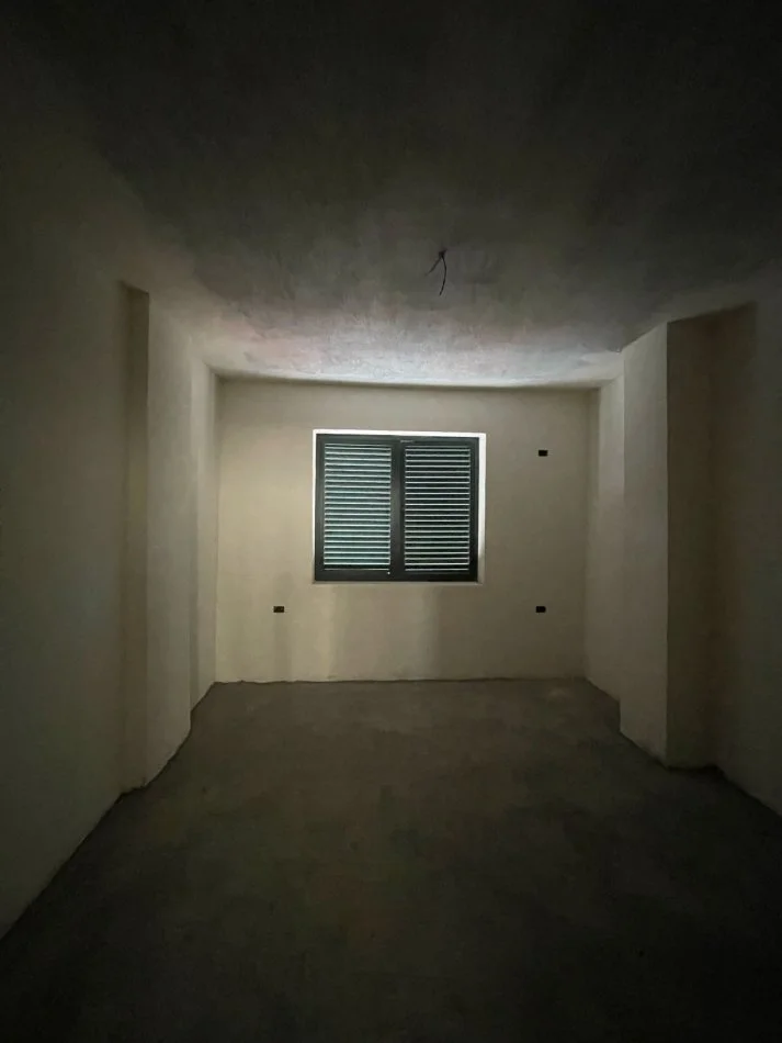 Durres, jepet me qera ambjent biznesi Kati 2, 155 m² 400 € (Durres)