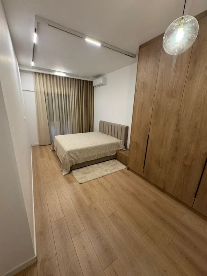 Tirane, jepet me qera apartament 2+1+Ballkon Kati 4, 94 m² 1000 € (Galeria Qender)