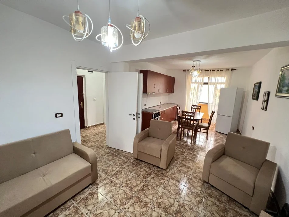 Tirane, jepet me qera apartament 2+1 Kati 3, 60 m² 500 € (Prane Karburant Gazheli)