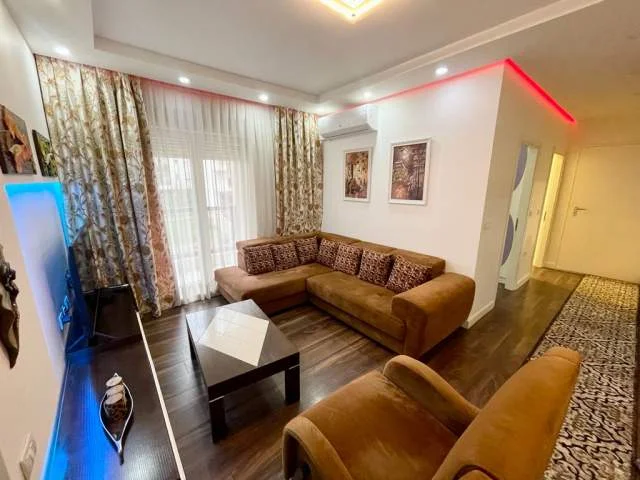 Tirane, jepet me qera apartament 3+1+BLK Kati 2, 90 m² 800 Euro (Rruga e Kavajes)