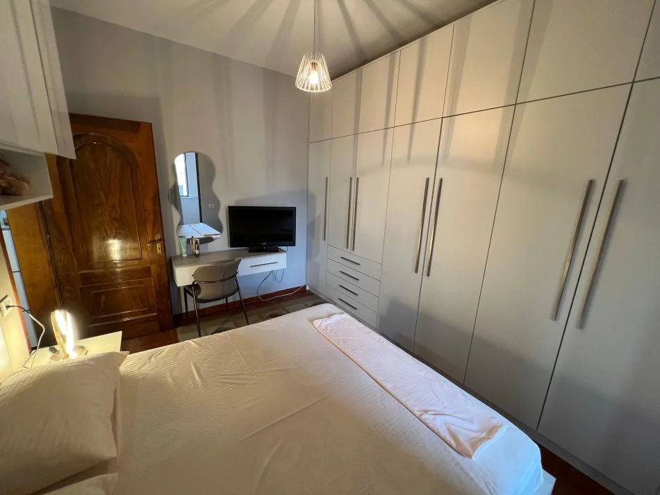 Tirane, jepet me qera apartament 1+1 Kati 3, 58 m² 500 € (Kryqezimi 21 dhjetori)