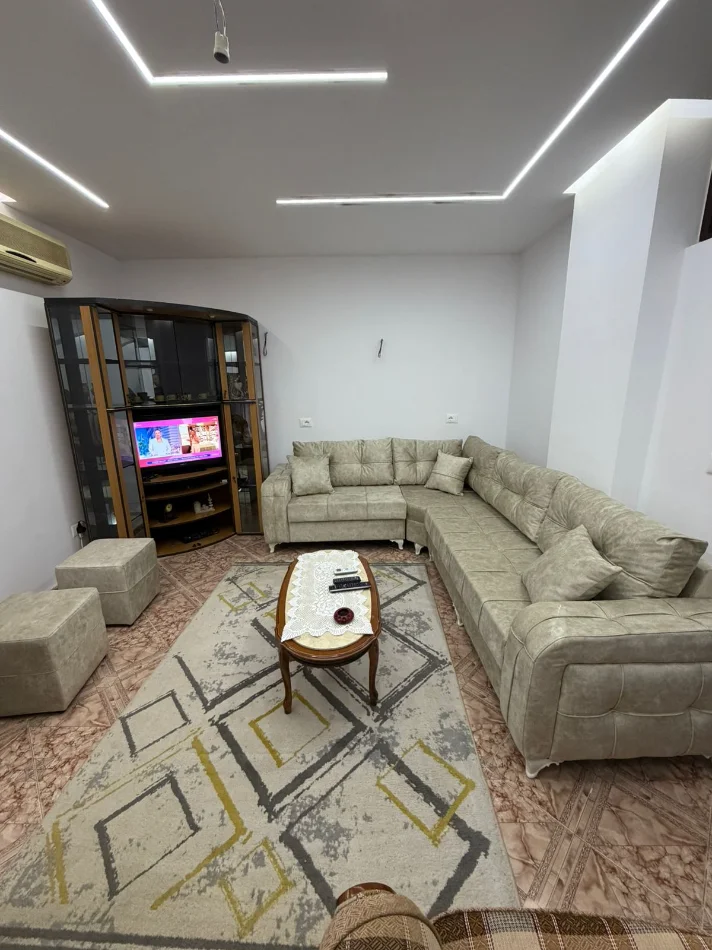 Durres, jepet me qera apartament 2+1+Ballkon , 85 m² 400 € (gjykata)