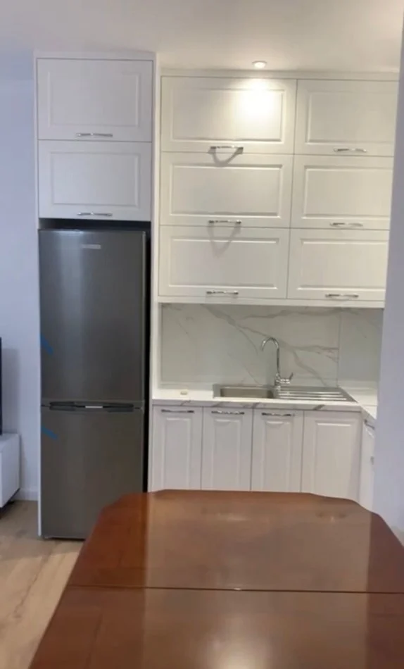 Tirane, jepet me qera apartament 1+1+Ballkon Kati 5, 75 m² 400 € (rruga Muhamed Deliu)