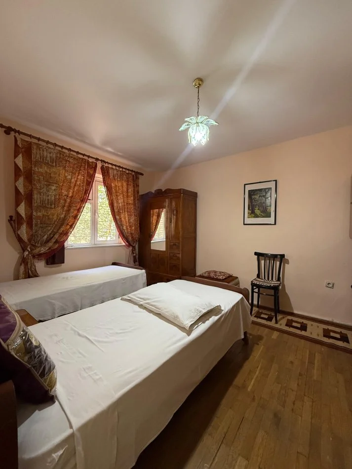 Tirane, jepet me qera apartament 3+1+Ballkon Kati 2, 100 m² 600 € (Ferit Xhajko)