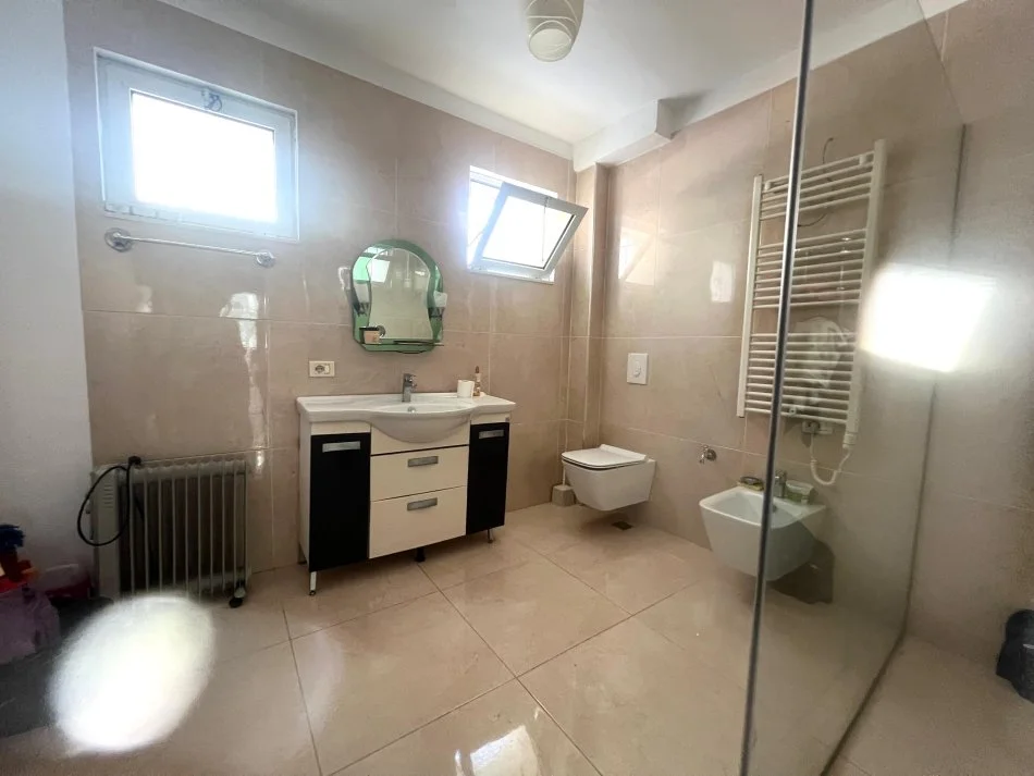 Tirane, shitet apartament 4+1+Ballkon Kati 2, 110 m² 250.000 € (Rruga Margarita Tutulani)