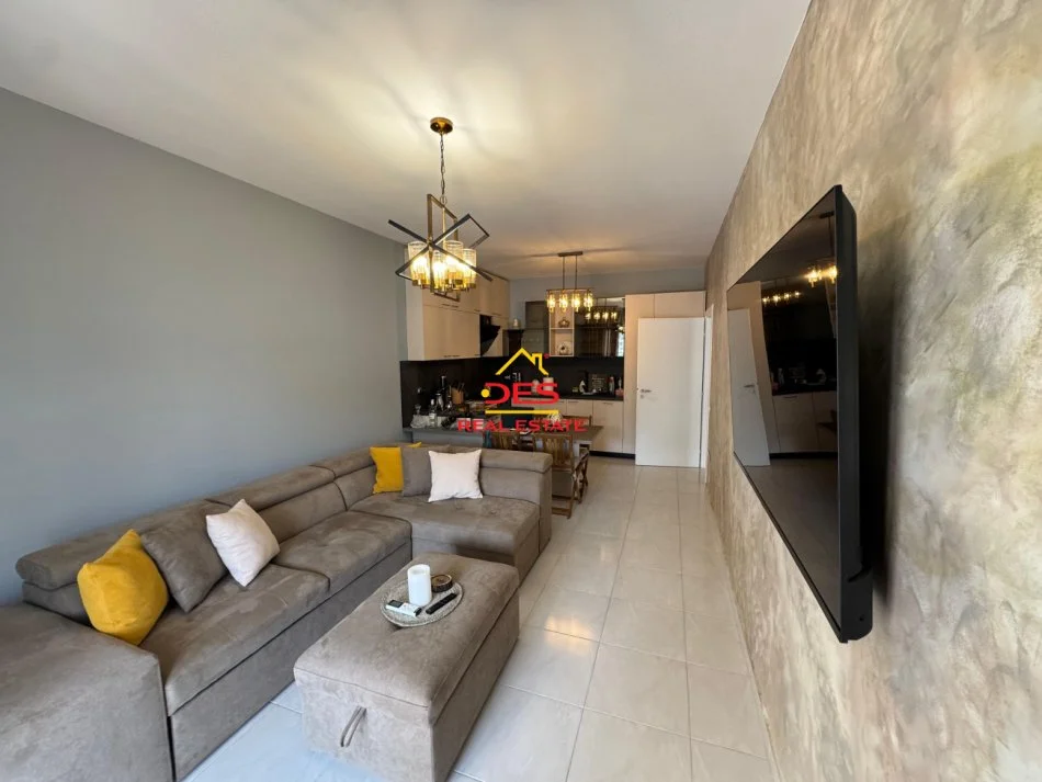 Vlore, jepet me qera apartament 1+1+Ballkon Kati 5, 70 m² 550 € (Rruga Murat Tërbaçi)