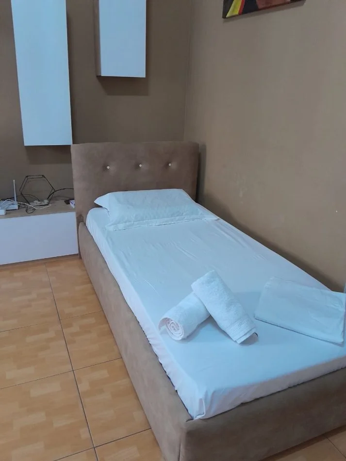 Tirane, jepet me qera apartament 1+1+Ballkon , 85 m² 860 € (Vila Goldi)