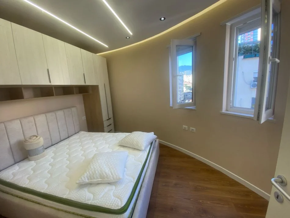 Tirane, jepet me qera apartament 1+1 Kati 5, 58 m² 750 € (Donika Center)