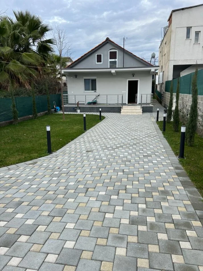 Tirane, jepet me qera apartament 2+1 Kati 1, 100 m² 700 € (Laprake)