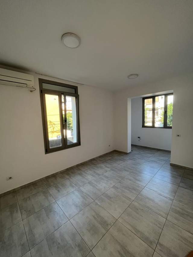 Tirane, jepet me qera ambjent biznesi Kati 2, 74 m² 400 Euro (rr. e Dibres prane Big Market)