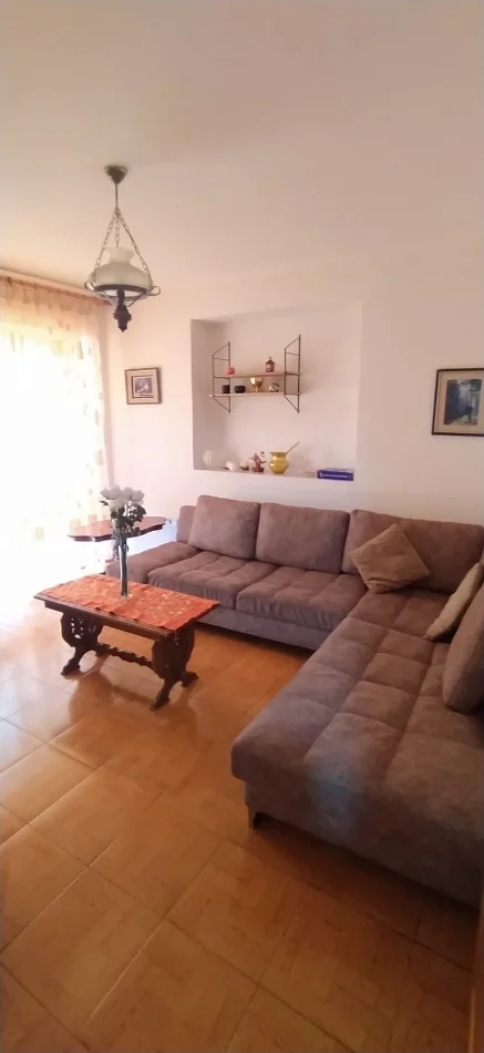 Tirane, jepet me qera apartament 2+1 Kati 2, 75 m² 450 € 