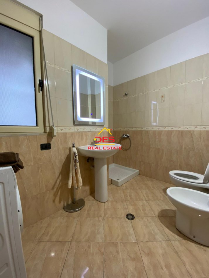 Vlore, jepet me qera apartament 2+1+Ballkon Kati 5, 90 m² 350 € (Rruga 7 Nëntori , Vlorë)