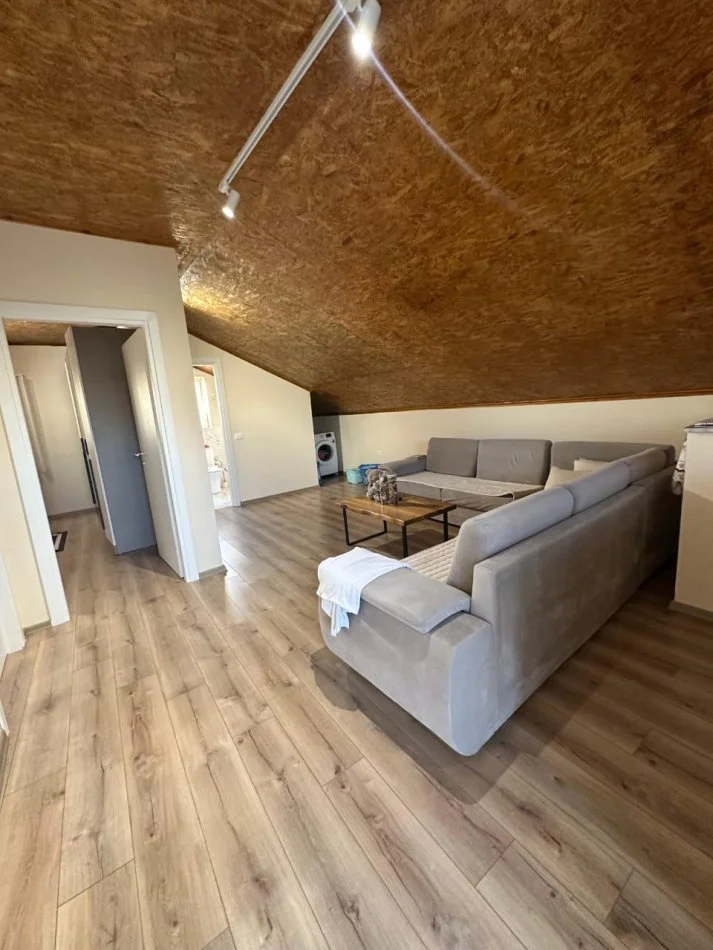 Tirane, jepet me qera apartament duplex , 500 € (Kamez)