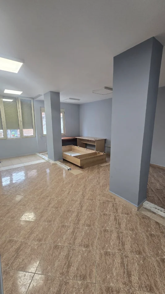 Tirane, jepet me qera dyqan Kati 1, 60 m² 450 € (rruga qemal stafa , pazari i ri , shkolla e kuqe)