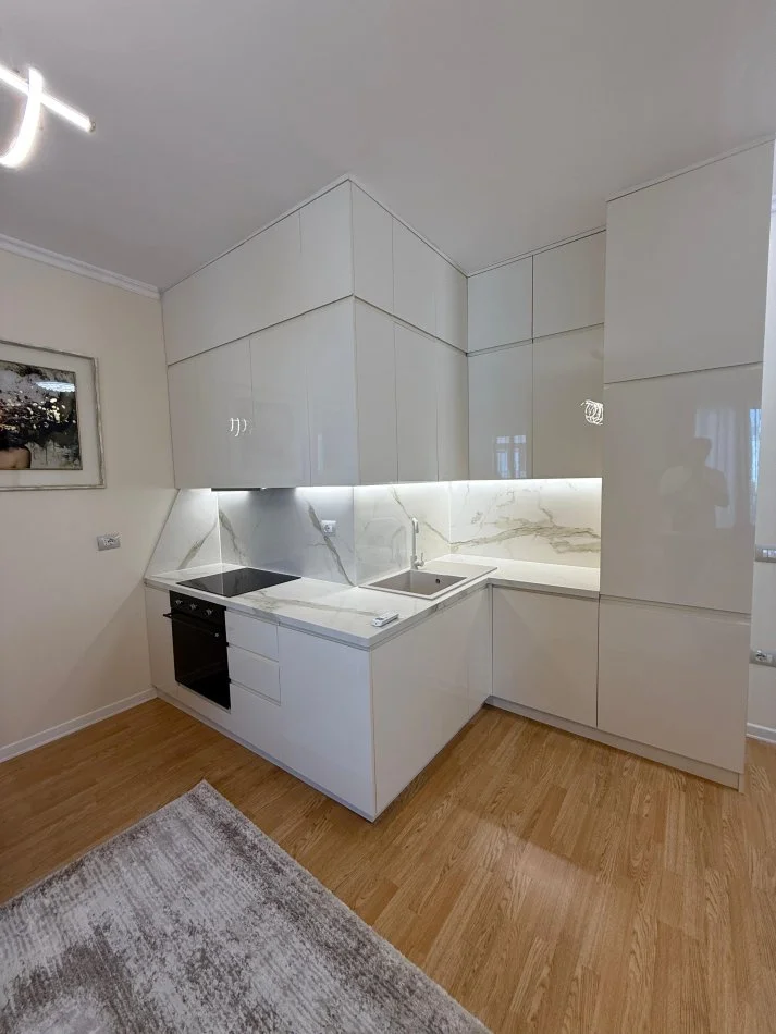 Tirane, jepet me qera apartament 2+1 Kati 4, 85 m² 1.200 € (Rr e Kosovareve)