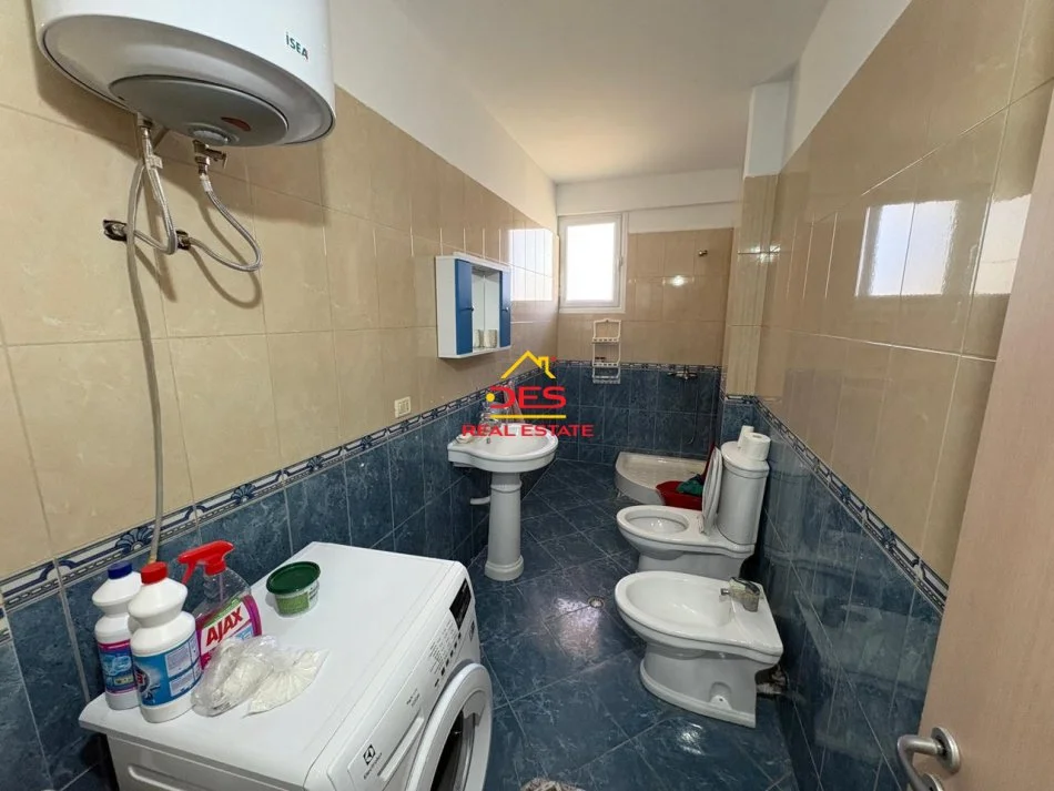 Vlore, jepet me qera apartament 1+1+Ballkon Kati 5, 70 m² 400 € (Rruga Murat Tërbaçi)