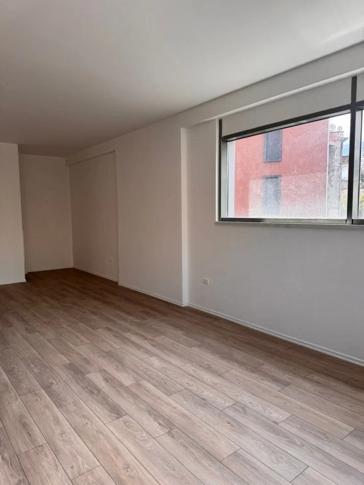 Tirane, shes ambjent biznesi Kati 0, 161 m² 1.100.000 € (Rruga e Durresit)