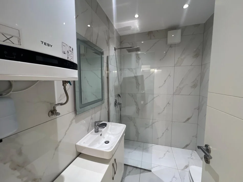 Tirane, jepet me qera apartament 1+1+Ballkon Kati 2, 70 m² 750 € (Liqeni i Thate)