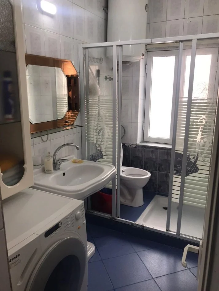 Tirane, jepet me qera apartament 2+1 Kati 4, 80 m² 550 € (Prane Fakultetit te Mjekesise)