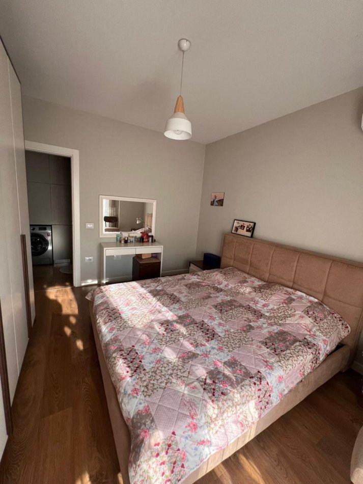 Tirane, jepet me qera apartament 2+1 me parkim,98 m² 950 € (Komuna Parisit)