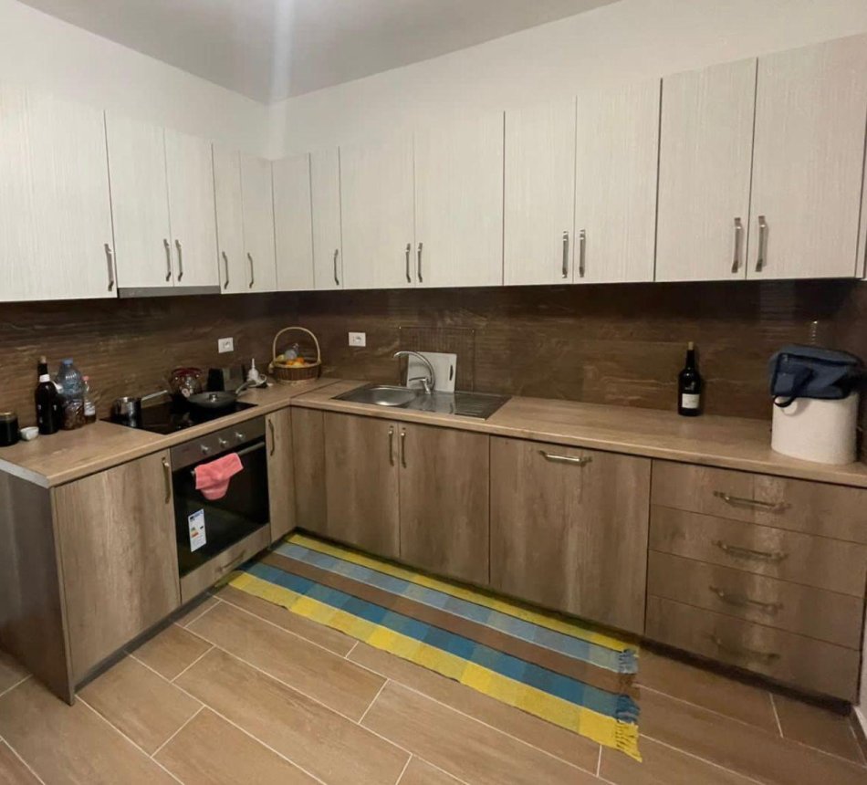 Tirane, jepet me qera apartament 1+1 Kati 2, 70 m² 650 € (Rruga Zyber Preza)