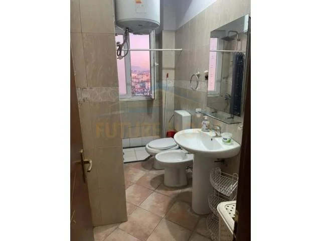 Tirane, jepet me qera apartament Kati 10, 57 m² 350 Euro (OXHAKU)