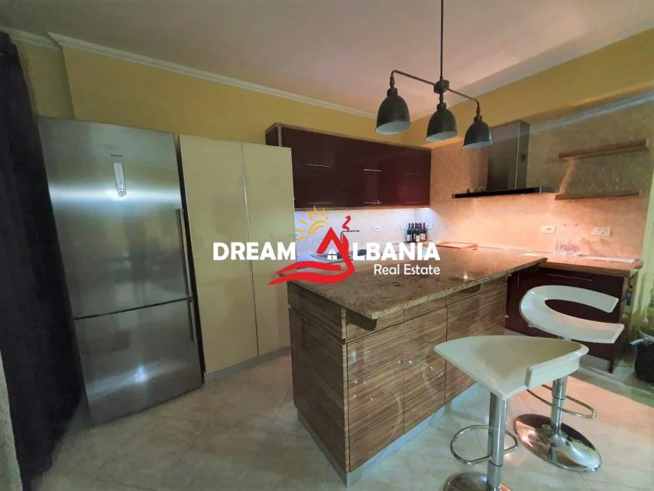 Tirane, jepet me qera 3+1 , 120 m² 800 € (ne Zonen e 21 Dhjetorit prane Kompleksit Kontakt)