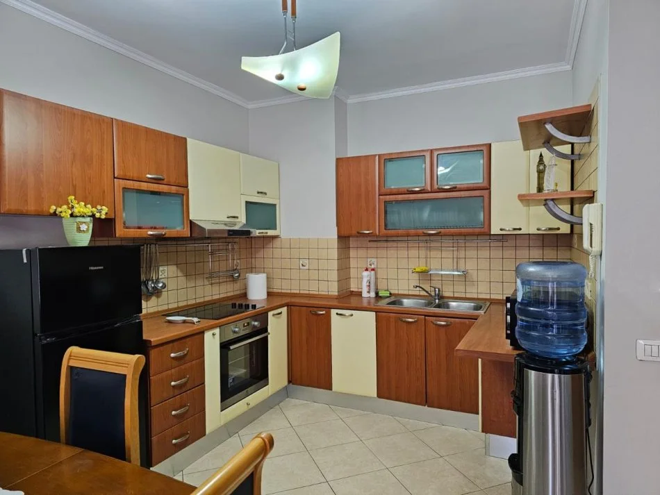 Tirane, jepet me qera apartament 2+1+Ballkon Kati 3, 600 € (Tek shkolla Siri Kodra)