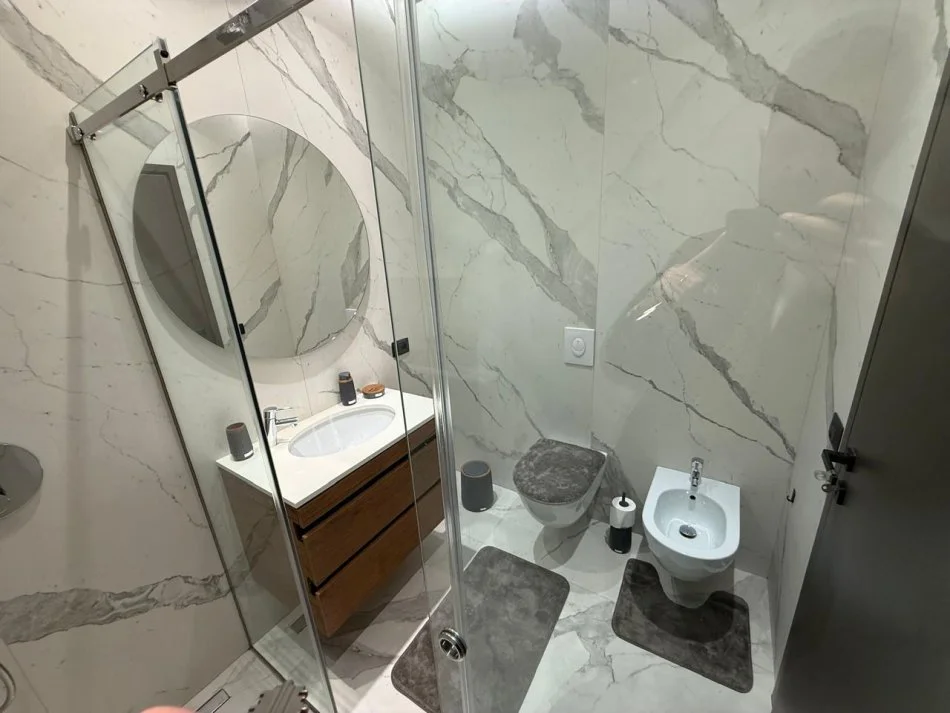 Tirane, jepet me qera apartament 2+1 Kati 2, 110 m² 1.700 € (TEG)