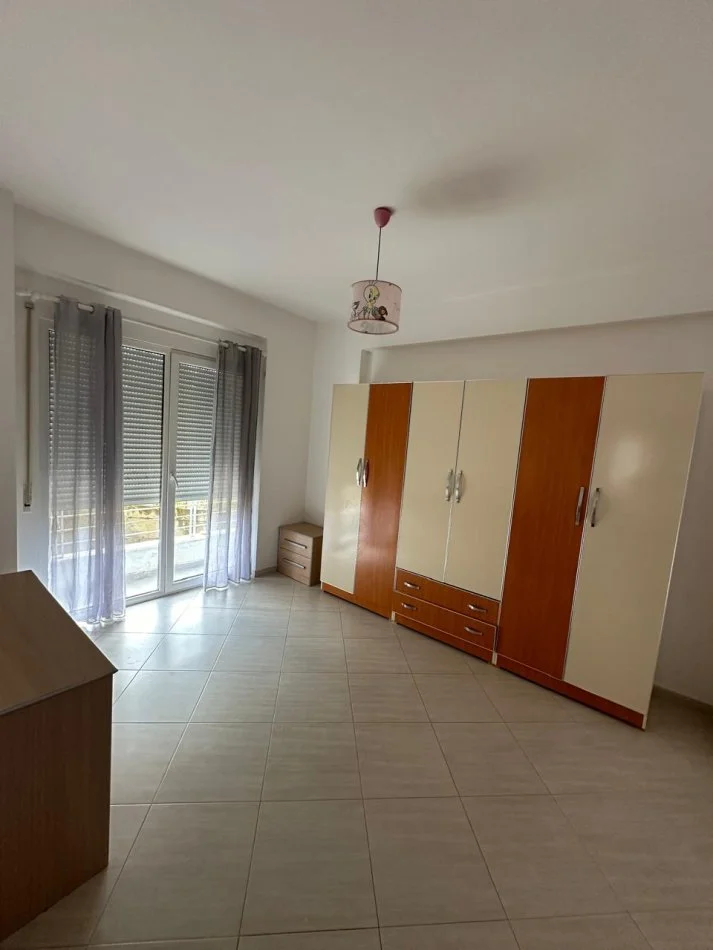 Tirane, jepet me qera apartament 3+1 Kati 2, 150 m² 700 € (Rruga Ullishtes)
