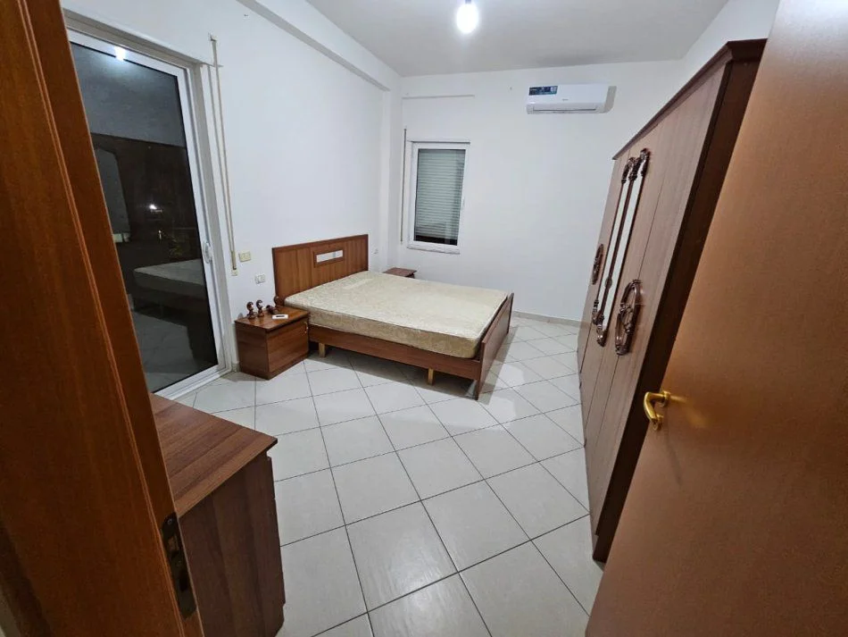 Tirane, jepet me qera apartament 2+1+Ballkon Kati 4, 100 m² 600 € (PICERI PAVAROTI)
