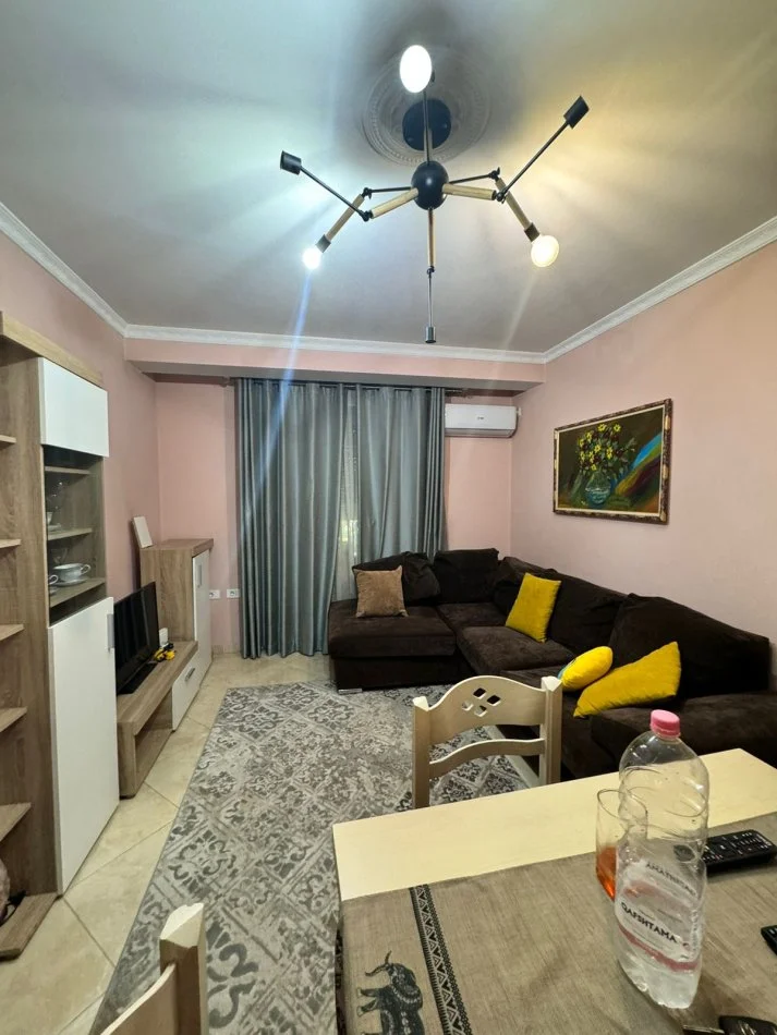 Tirane, jepet me qera apartament 1+1 Kati 1, 65 m² 450 € (mine peza)