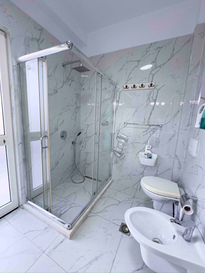 Tirane, jepet me qera apartament 2 Katshe Kati 0, 170 m² 1.100 € (Vilat Gjermane)