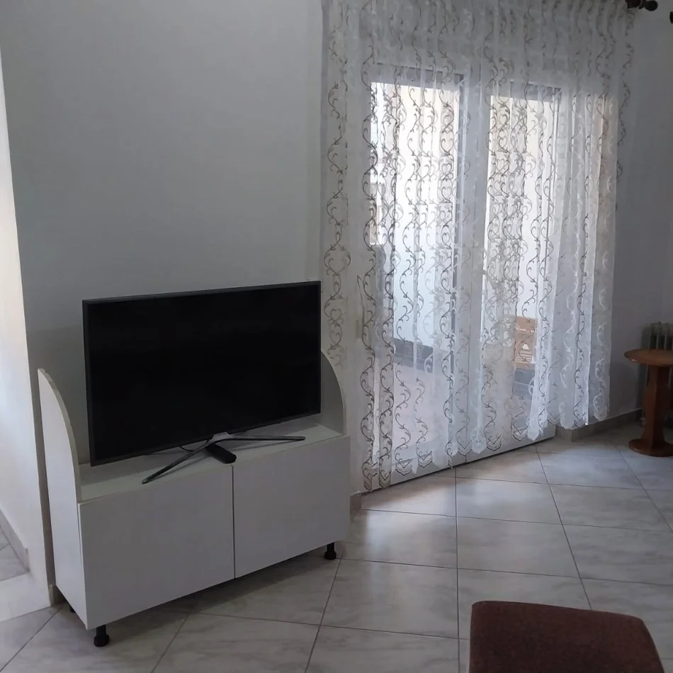 Tirane, jepet me qera apartament 2+1+Ballkon Kati 4, 102 m² 100 € (FRESK)