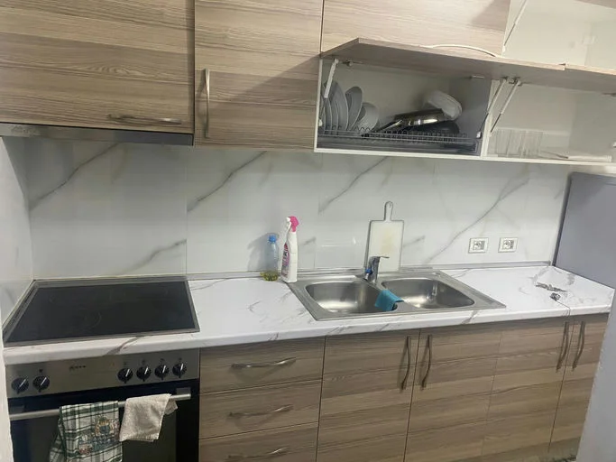 Tirane, jepet me qera apartament 2+1 Kati 2, 65 m² 360 € (Rruga ''Lord Bajron")
